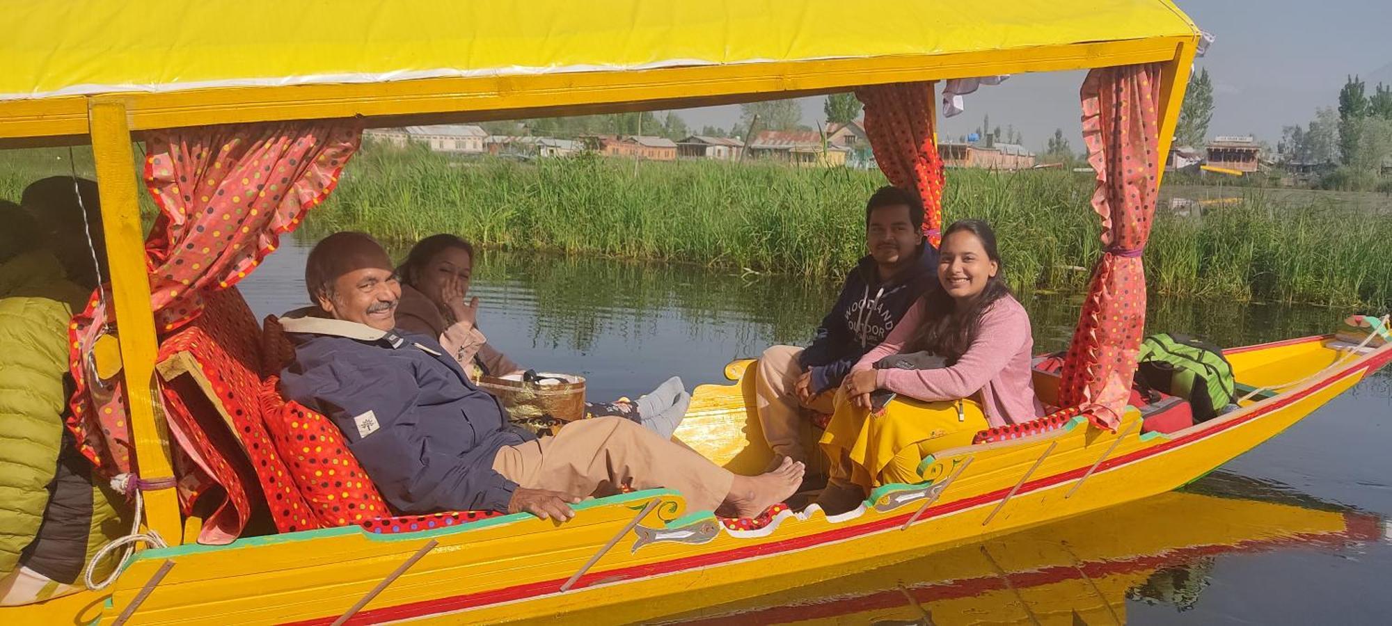 Houseboat Wild Rose Hotel Srinagar  Exterior photo