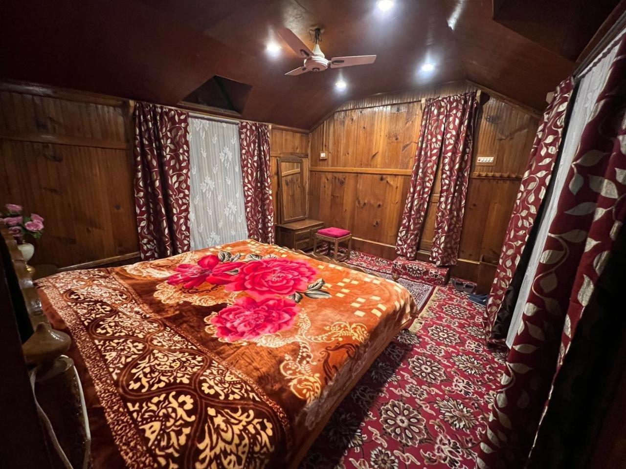 Houseboat Wild Rose Hotel Srinagar  Exterior photo