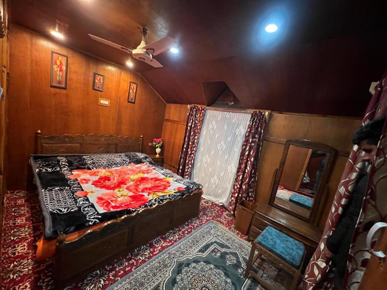 Houseboat Wild Rose Hotel Srinagar  Exterior photo