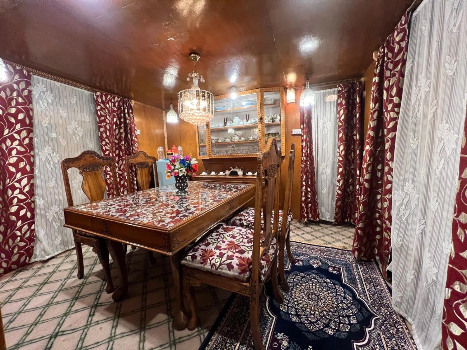 Houseboat Wild Rose Hotel Srinagar  Exterior photo