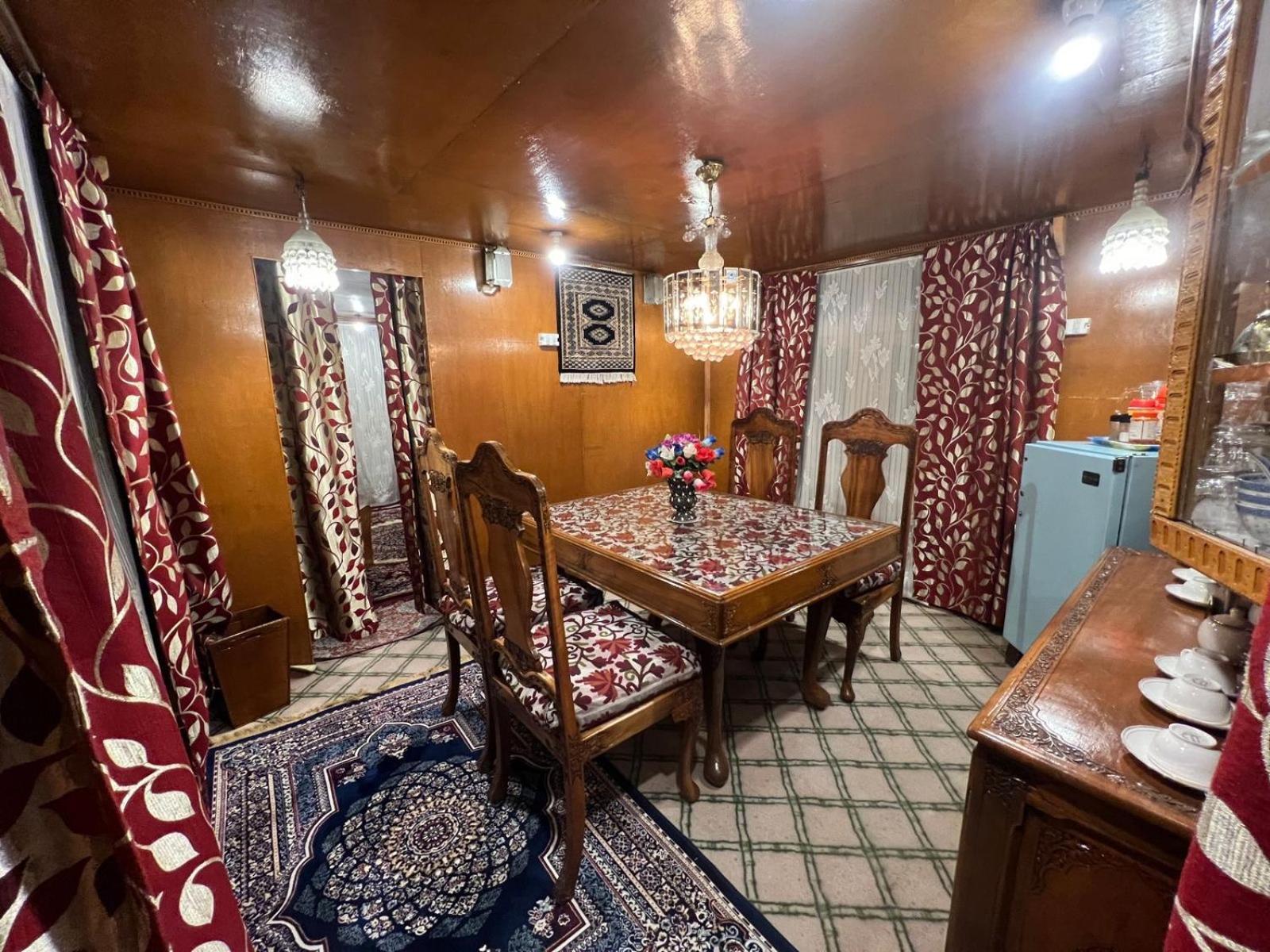 Houseboat Wild Rose Hotel Srinagar  Exterior photo
